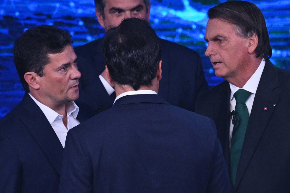 Bolsonaro e Sérgio Moro no debate — Foto: AFP