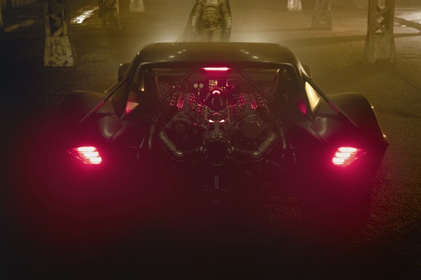 O novo Batmóvel tem seu motor traseiro exposto (Foto: Twitter)