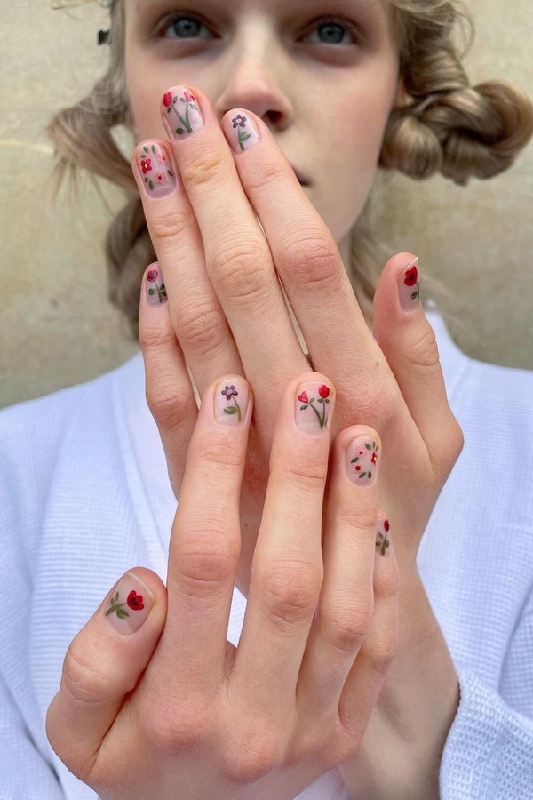 A nail art da passarela de Simone Rocha tem passagem direta para a nossa pasta de referência (Foto: Reprodução Instagram)