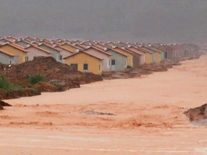 Casas do 'Minha Casa Minha Vida' ficaram à beira de um rio de lama em Santarém (Foto: Reprodução/TV Tapajós)