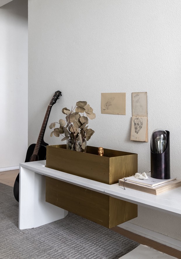 45 m²: ideias práticas de décor em tons de branco e cinza  (Foto: Gabriela Daltro)