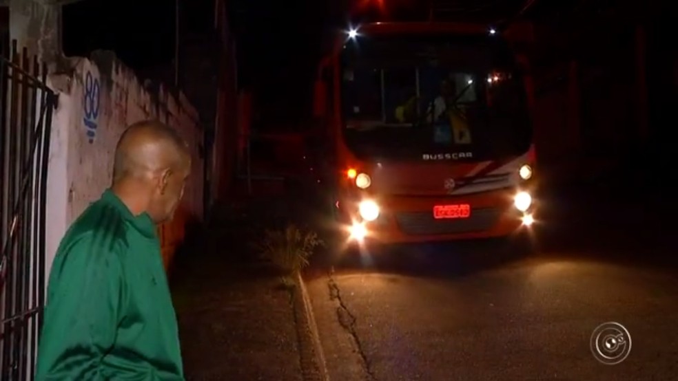 Pacientes viajam de ônibus para cidades da região de Jundiaí para tratamento (Foto: Reprodução/TV TEM)