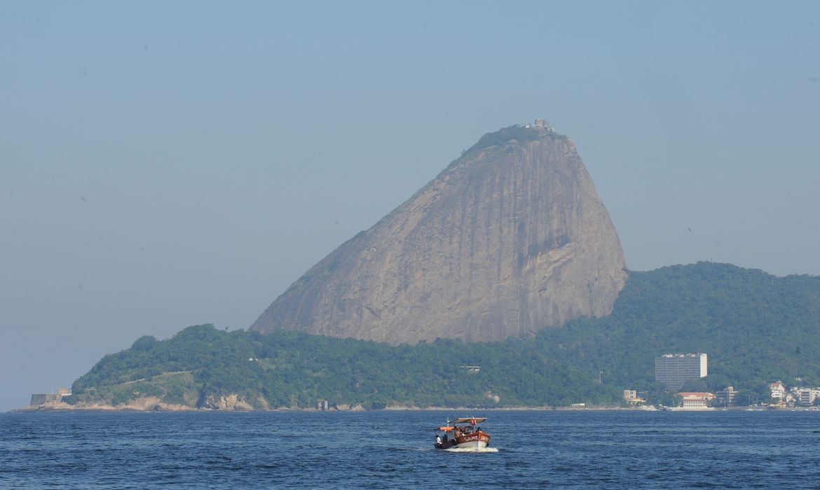 Barco autônomo capaz de monitorar em tempo real a qualidade das águas da Baía de Guanabara e das lagoas de Niterói está passando por teste (Foto: Tânia Rego/Agência Brasil)