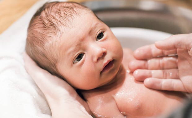 Bebê tomando banho (Foto: Getty Images )