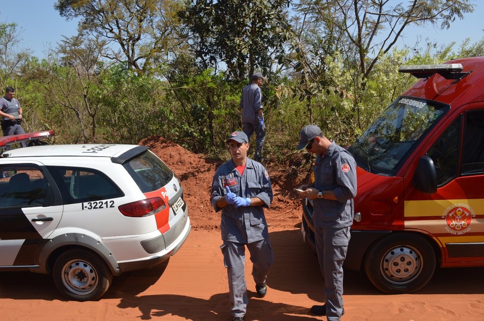 Policiais foram até a zona rural de Paraguaçu Paulista para recolher o corpo da mulher — Foto: Manoel Moreno / i7 Notícias