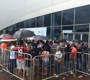 [COPA 2014]No DF, torcedores encaram chuva e se frustram com ingressos esgotados