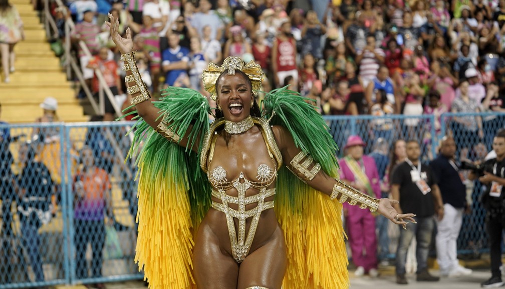 Iza, musa da Imperatriz Leopoldinense, na Sapucaí nesta sexta-feira (22). — Foto: Marcos Serra Lima/g1