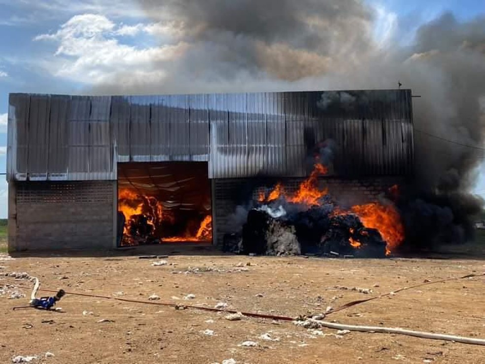 Incêndio em usina de algodão queima todo o material, no sertão da Paraíba. — Foto: Beto Silva