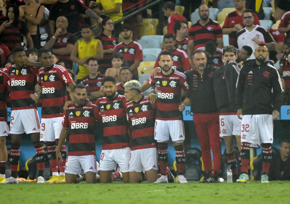 Elenco do Flamengo durante cobran&ccedil;as de p&ecirc;nalti contra del Valle &mdash; Foto: Andr&eacute; Dur&atilde;o
