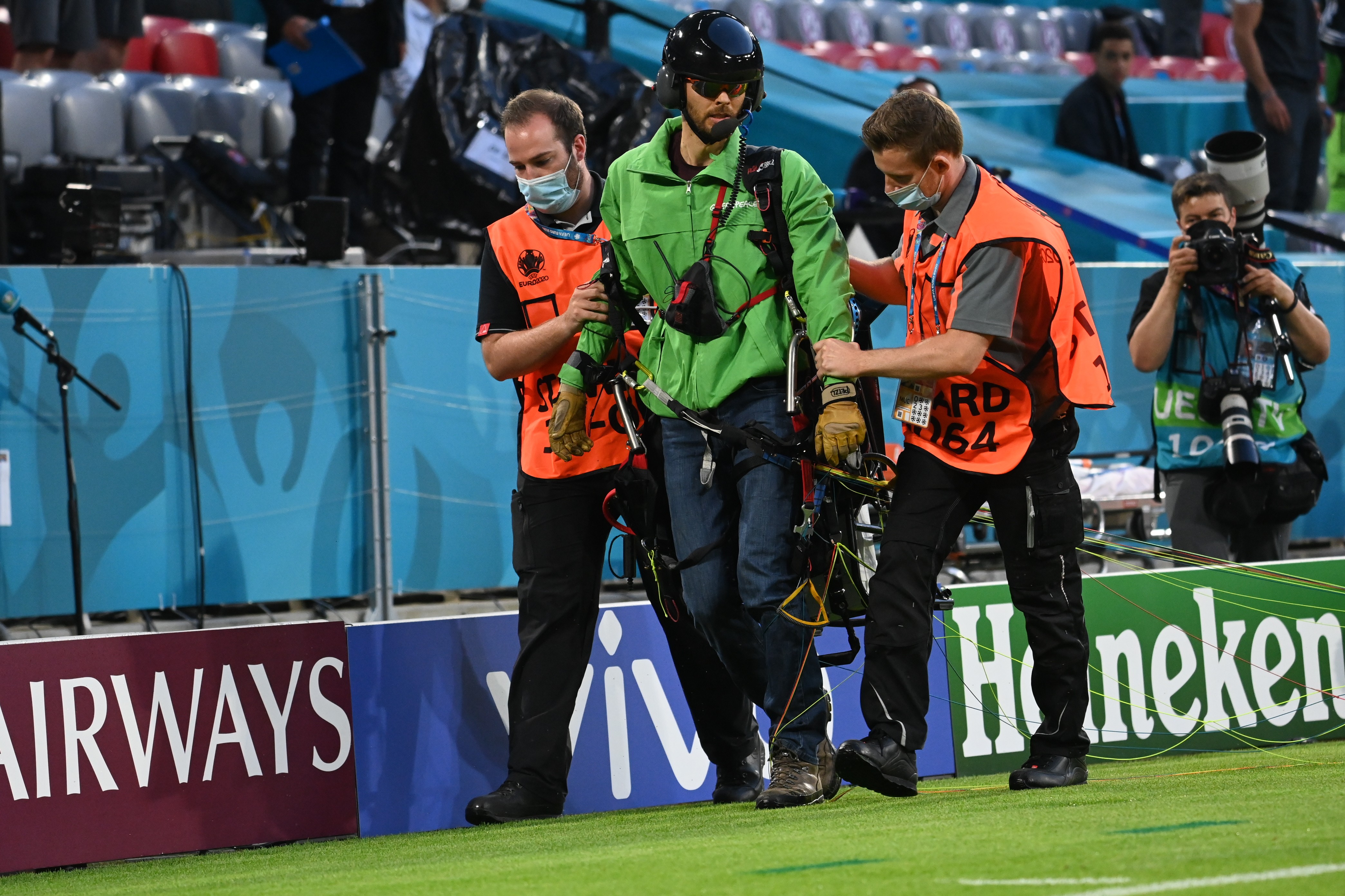 Ativista do Greenpeace cai em estádio da Eurocopa (Foto: Getty)