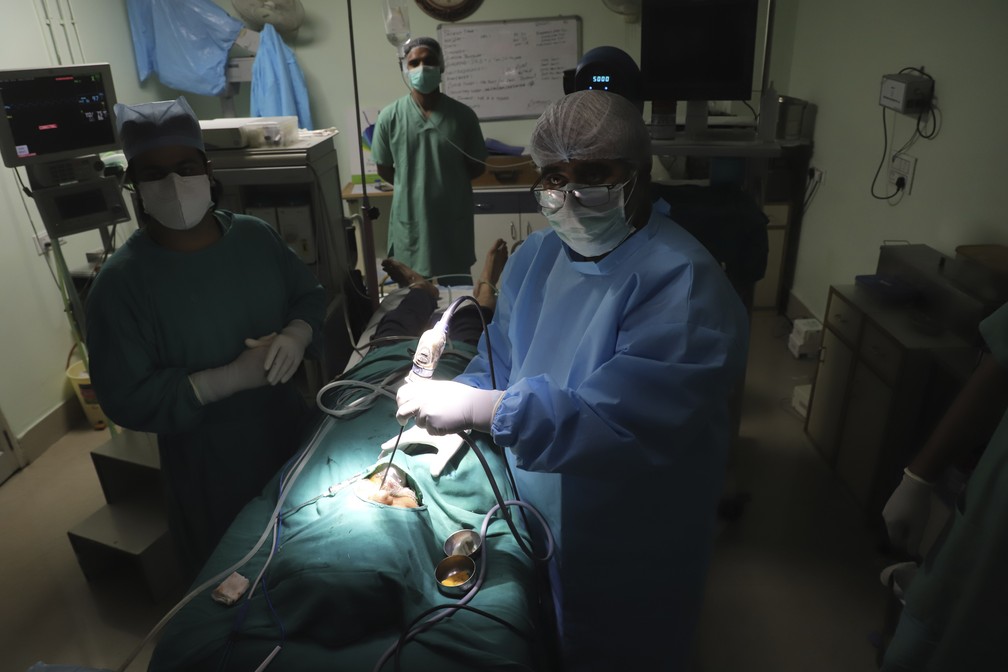 Equipe realiza cirurgia endoscópica funcional estendida dos seios da face em paciente com mucormicose em um hospital em Ghaziabad, nos arredores de Nova Delhi,na Índia, neste domingo (23). — Foto: Amit Sharma/AP