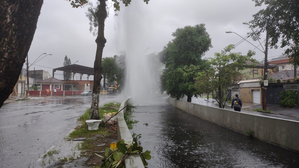 Manutenção da Prefeitura de São Vicente, SP, rompe tubulação de canal e grande quantidade de água é desperdiçada. — Foto: c/ g1