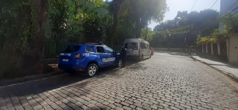 Dois veículos são multados em Santos por desrespeito à lei do turismo de um dia — Foto: Divulgação/PMS