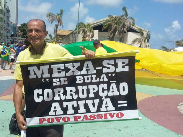 No Recife, ativista Afrânio Barbosa defende que o povo se una contra a corrupção (Foto: Katherine Coutinho / G1)