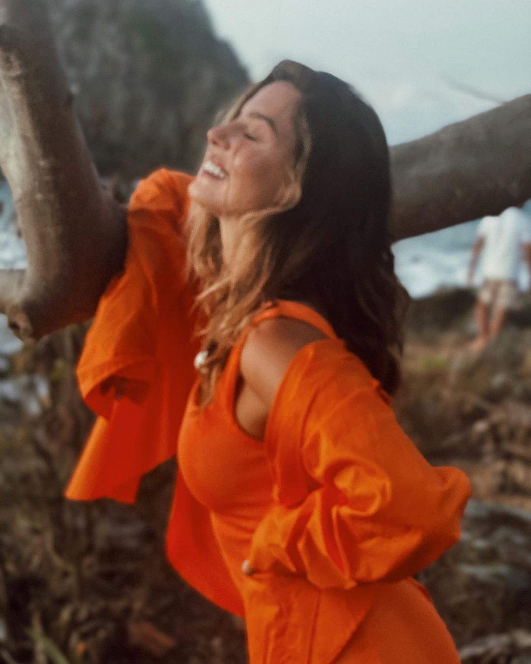Giovanna Lancellotti posa com look laranja na praia (Foto: Reprodução / Instagram)