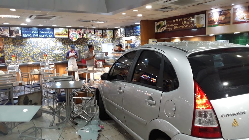 Carro invade loja de conveniência de posto de combustível em Salvador e deixa uma pessoa ferida — Foto: Pedro Santana/Arquivo pessoal