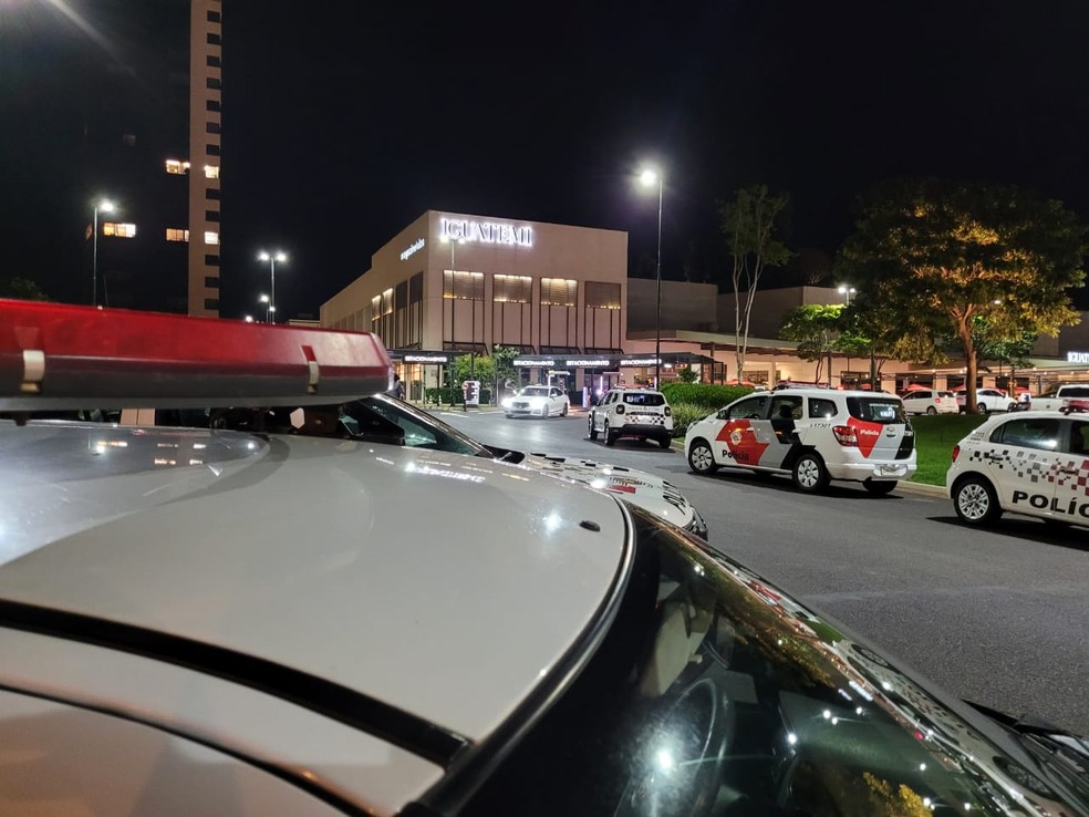 Criminosos invadem shopping Iguatemi em Rio Preto — Foto: Renato Pavarino/g1 