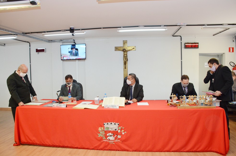 Adiamento do projeto foi feito na sessão desta segunda-feira (20) — Foto: Câmara Municipal de Presidente Prudente