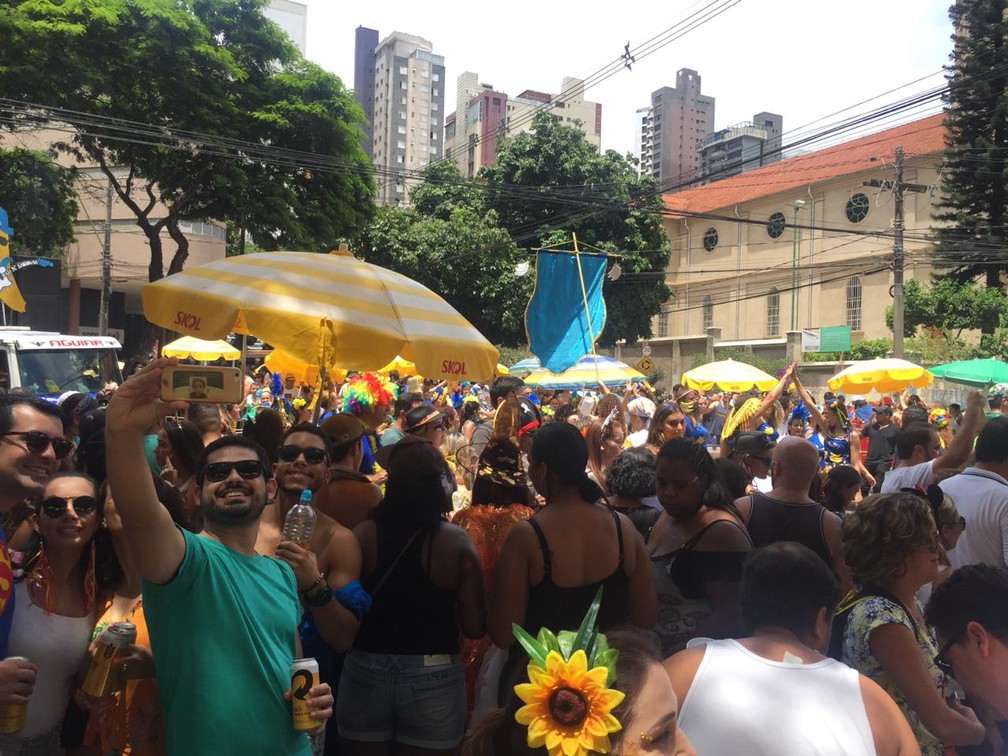 Olha o passarinho no Asa de banana: pausa na folia para a selfie! — Foto: G1 Minas