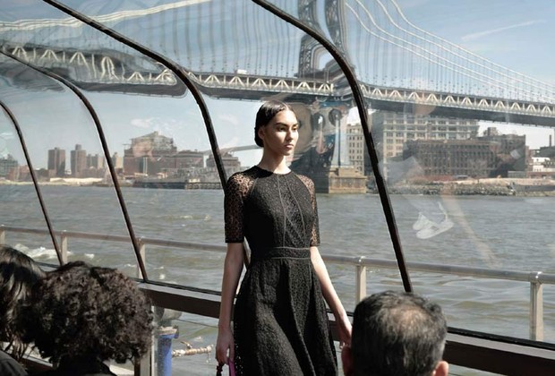 Modelo desfila em barco diante da Brooklyn Bridge (Foto: Divulgação)