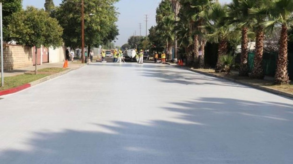 As temperaturas mais baixas graças ao pavimento fresco resultam em uma dependência menor do ar condicionado, o que significa menos gases de efeito estufa (Foto:  Prefeitura de Los Angeles)