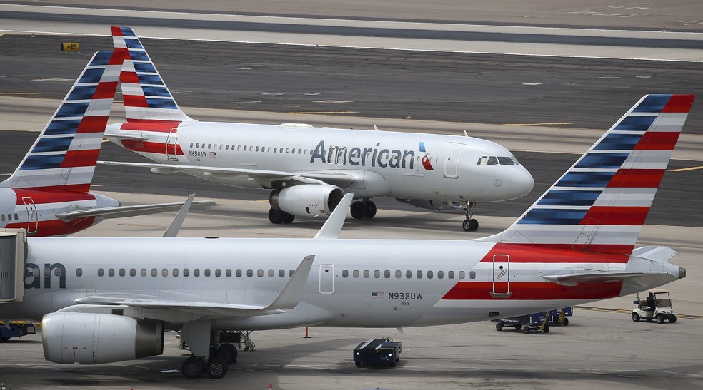 Aviões da American Airlines no pátio do Aeroporto de Phoenix, nos EUA, em 17 de julho — Foto: Ross D. Franklin/Arquivo/AP Photo