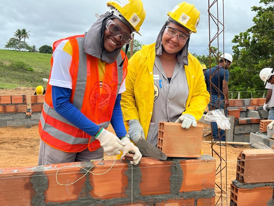 Projetos e programas oferecem oportunidades de trabalho para mulheres no setor da construção civil, bem como cursos de capacitação