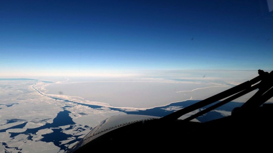 Foto aérea tirada no final de novembro de 2022 mostra o iceberg A81 prestes a se separar da plataforma flutuante de gelo Brunt