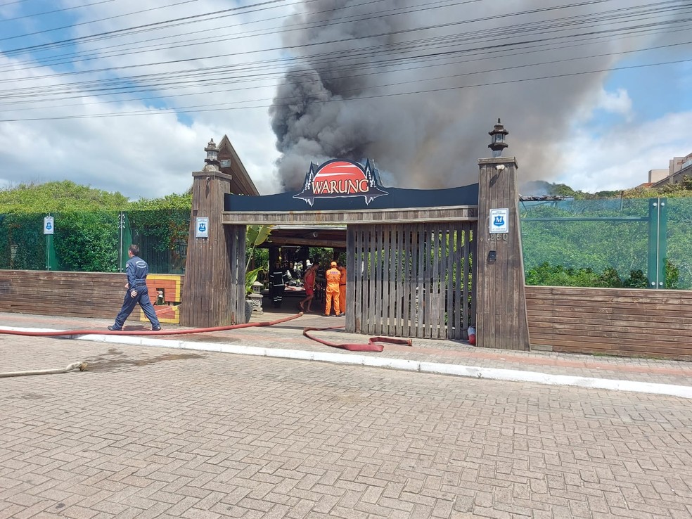 Incêndio atinge Warung Beach Club nesta quarta-feira (22) em Itajaí — Foto: Rodrigo Gonçalves/NSC TV