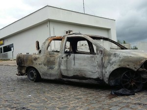 Carro queimado em ação de bandidos na Mata Norte (Foto: Bruno Fontes/ TV Globo)