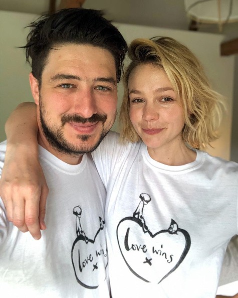 LONDON, ENGLAND - APRIL 20: Marcus Mumford and Carey Mulligan, wearing a limited-edition t-shirt created in collaboration with Charlie Mackesy featuring his beloved characters, the Boy and the Mole alongside the poignant slogan, Love Wins, on April 20, 20 (Foto: Comic Relief via Getty Images)