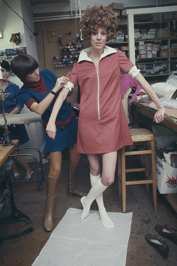 British fashion designer Mary Quant making final adjustments to a zip-up mini-dress on a fashion model in her London design studio, January 1967 (Foto: GETTY)