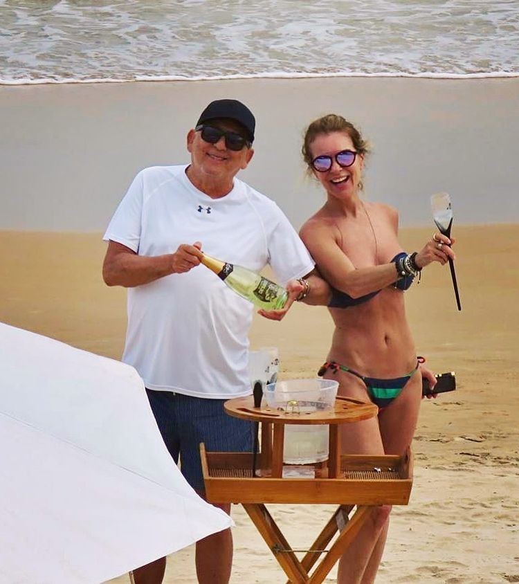 Galvão Bueno bebe espumante ao curtir praia com mulher  (Foto: Reprodução/ Instagram)