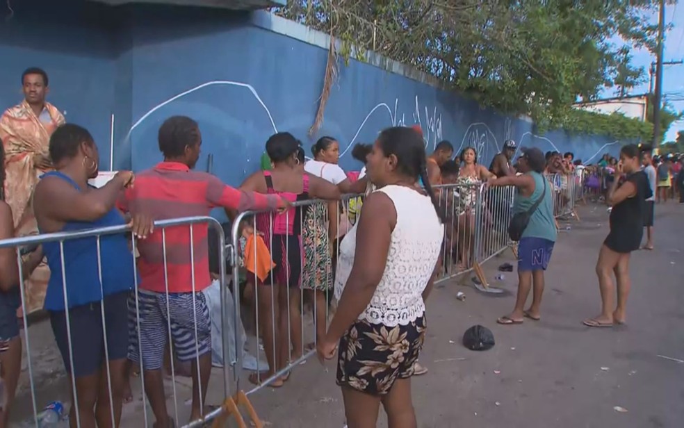 Começo do ano tem sido marcado por ambulantes dormindo em fila para fazer credenciamento e trabalhar em Salvador  — Foto: Reprodução/TV Bahia