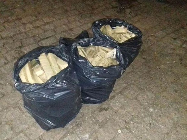 Foram apreendidos no total 128 quilos de maconha  (Foto: Polícia Rodoviária / Divulgação)