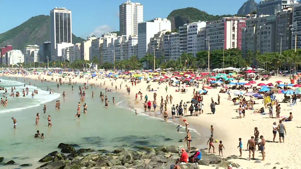 Praia do Leme lotada na manhã do último domingo de verão (15) — Foto: GloboNews