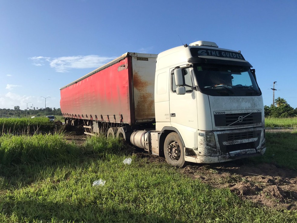 Caminhão sobe canteiro e bloqueia parte de rotatória na BR-304 na Grande Natal — Foto: Ayrton Freire/Inter TV Cabugi