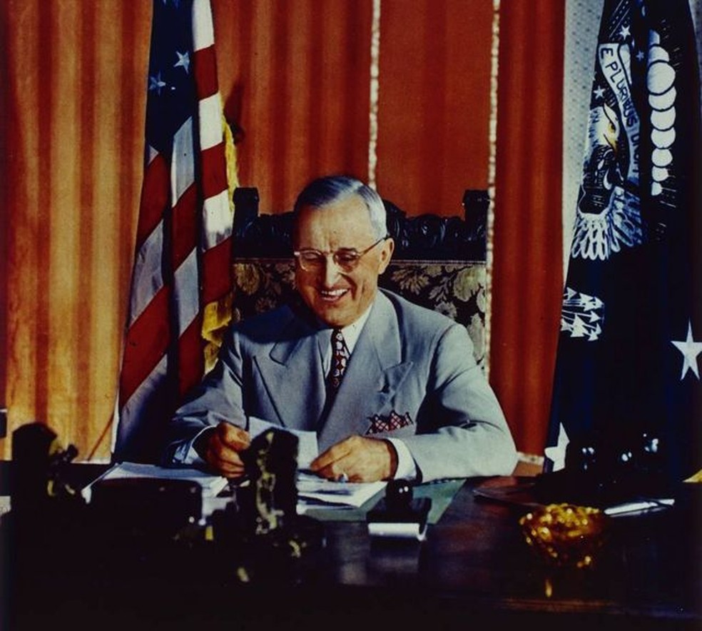 Truman assinando a lei de assistência de ajuda exterior, que forneceu um programa de ajuda à Grécia e à Turquia — Foto: BBC