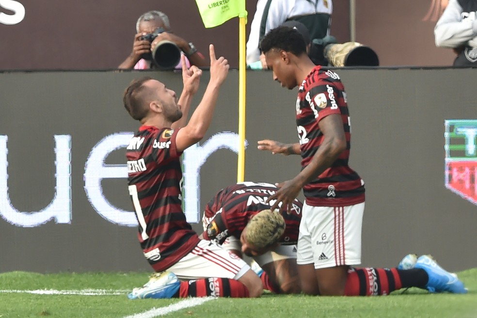 Everton Ribeiro, Gabigol e Vitinho comemoram gol do Flamengo — Foto: Cris Bouroncle/AFP