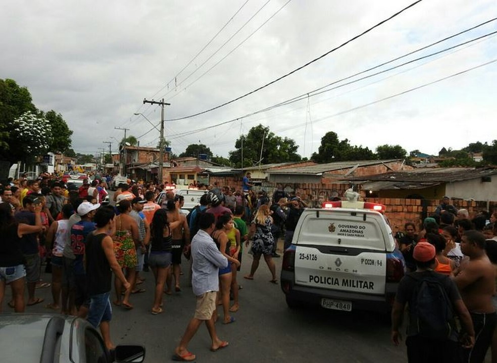 Multidão se aglomerou após estupro de adolescente em Manaus (Foto: Adneison Severiano/G1 AM)