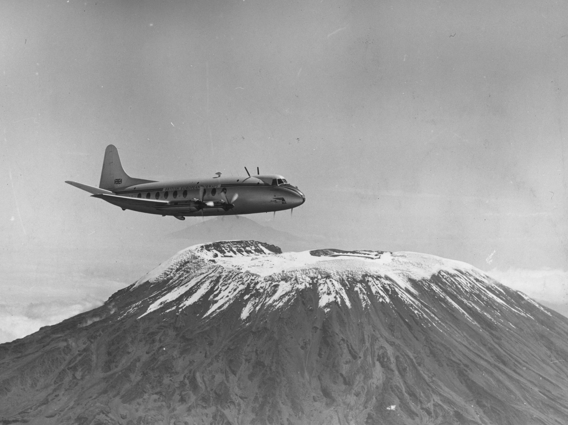 Avião sobrevoa o Monte Kilimanjaro (Foto: getty)