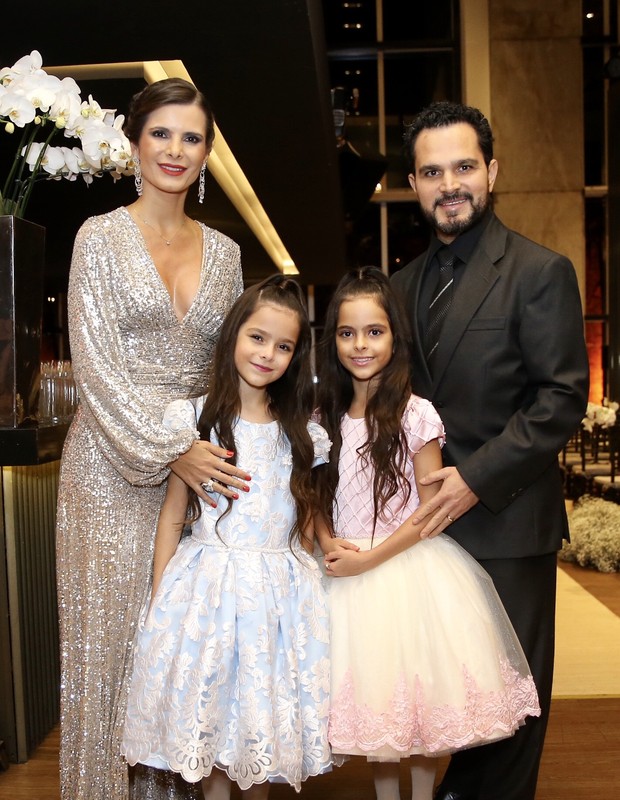 Luciano Camargo e FlÃ¡via Camargo com as filhas, Isabela e Helena (Foto: Manuela Scarpa/Brazil News)