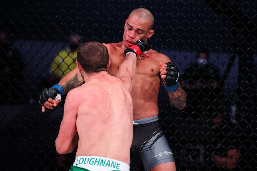 Sheymon Moraes estreia com derrota para Brendan Loughnane na primeira rodada da temporada regular — Foto: Divulgação