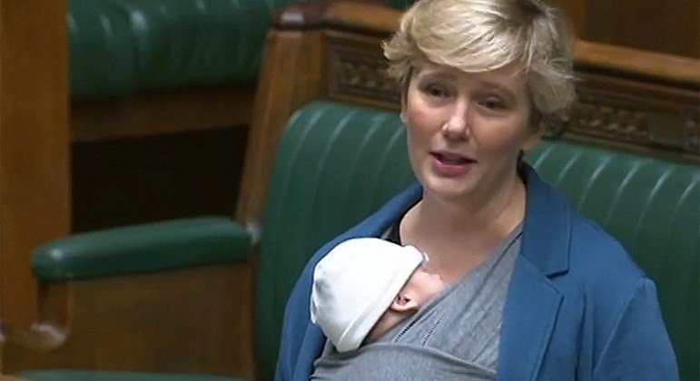 A deputada britânica Stella Creasy foi advertida por levar o filho Pip ao trabalho no Parlamento (Foto: Reprodução)