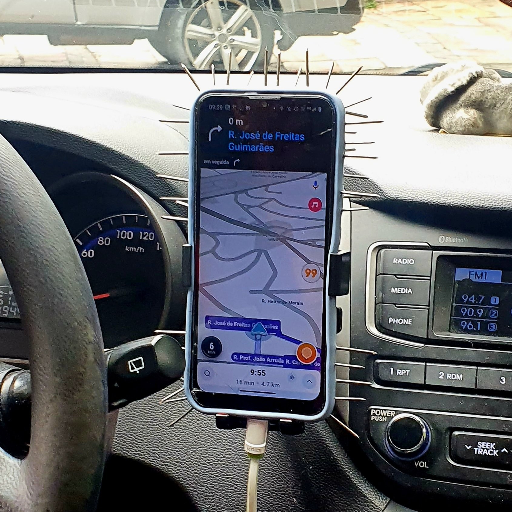 Passageira flagra motorista de app em SP com capa de celular cheia de pregos para tentar evitar assaltos