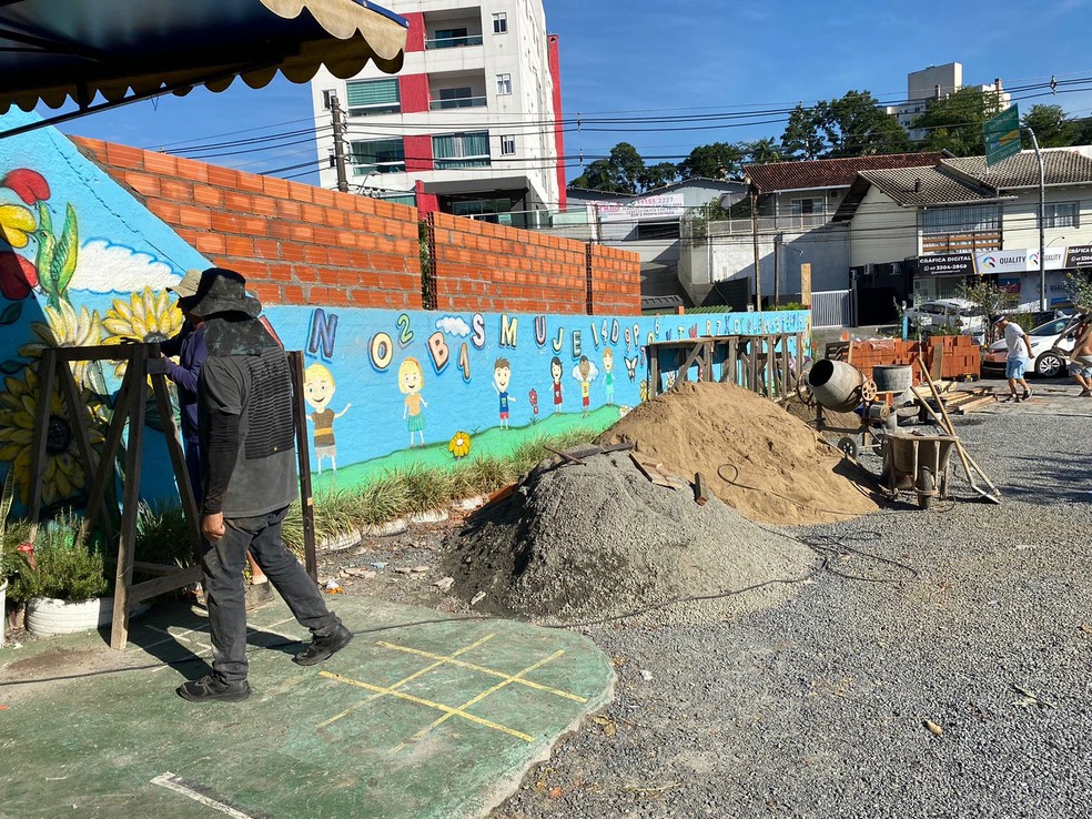 Cimento e areia para reforma da creche Cantinho Bom Pastor, onde houve ataque em Blumenau — Foto: Felipe Sales/NSC TV