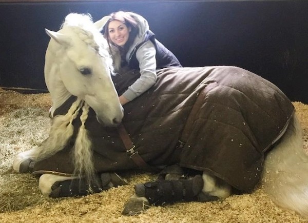 A empresária e estrela de reality shows Luisa Zissman com o cavalo Madrono quando ele ainda estava vivo (Foto: Instagram)