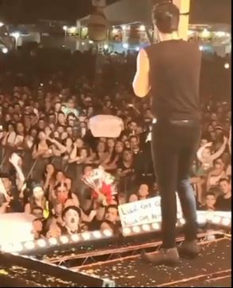 Luan Santana interrompe show para comprar rosas de vendedor em Bauru — Foto: Arquivo Pessoal