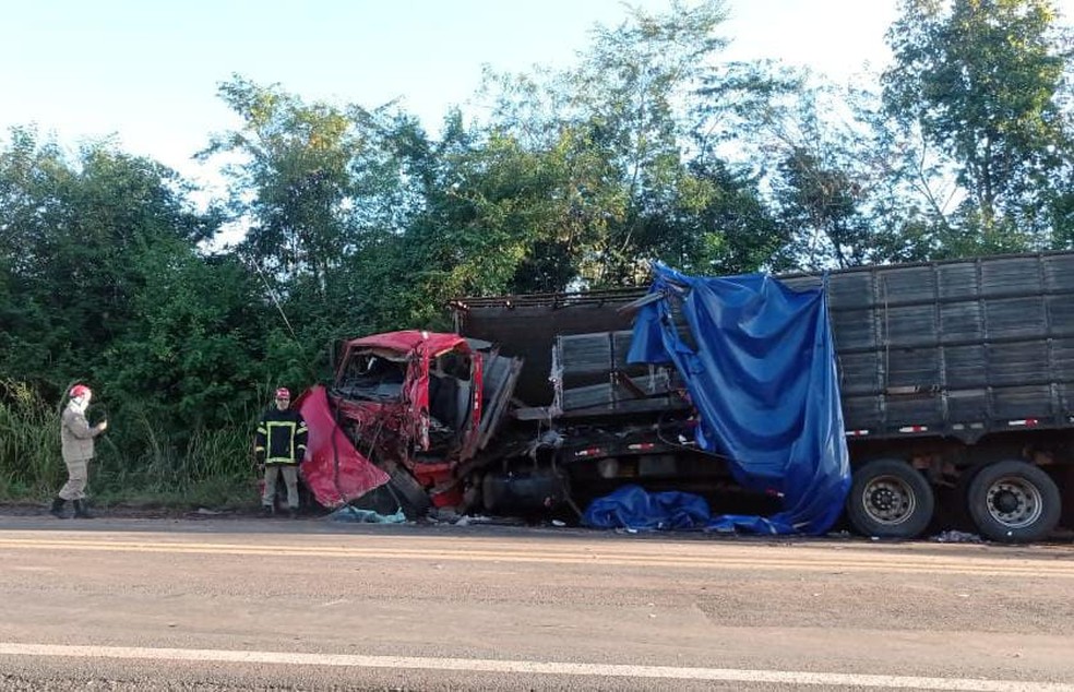 Colisão entre dois caminhões deixa uma pessoa gravemente ferida na BR-316, em Codó — Foto: Divulgação/ PRF