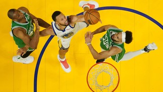 Stephen Curry, do Golden State Warriors, arremessa durante o primeiro tempo contra o Boston Celtics, no jogo dois das finais da NBA, no Chase Center, em 5 de junho. — Foto: Ezra Shaw/Getty Images/AFP